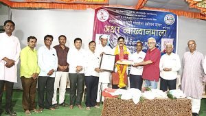 सेलू जि.परभणी : सर्जक असलेला शेतकरी उद्धवस्त झालाय, तर स्त्रियांवर अत्याचार वाढताहेत. मात्र, सरकारला काही देणे घेणे नाही. त्यामुळे शेतकऱ्यांच्या बाजूने काम करणारे, त्यांना निर्बंधमुक्त करून स्वातंत्र्य देणारे राज्य निर्माण करायचे असेल, तर सर्जकांच्या बाजूने आवाज बुलंद करावा लागेल. त्यासाठी आता विविध क्षेत्रातील, विशेषत: मुंबई-पुण्यासारख्या अन्य मोठ्या शहरांतील शेतकऱ्यांच्या पोरांनीच एकजुटीने पुढाकार घेत, पेटून रान उठविण्याची गरज आहे, असे मत, किसानपुत्र आंदोलनाचे प्रणेते अमर हबीब यांनी बुधवारी (१९ ऑक्टोबर) व्यक्त केले.