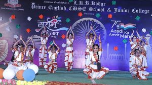 सुरभी महोत्सव : देशप्रेमाने भारावलेल्या सादरीकरणाला प्रेक्षकांची उत्स्फूर्त दाद; सेलूतील 'प्रिन्स सीबीएसई'चा सांस्कृतिक कार्यक्रम