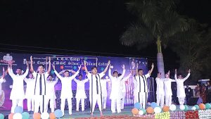 सुरभी महोत्सव : देशप्रेमाने भारावलेल्या सादरीकरणाला प्रेक्षकांची उत्स्फूर्त दाद; सेलूतील 'प्रिन्स सीबीएसई'चा सांस्कृतिक कार्यक्रम