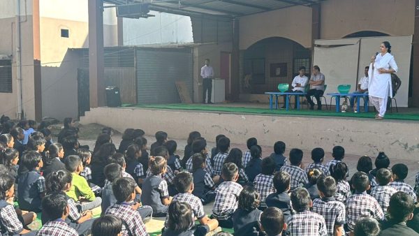Art of Living : 'हर घर ध्यान' मध्ये प्रिन्सचे विद्यार्थ्यांसह शिक्षक तल्लीन; 