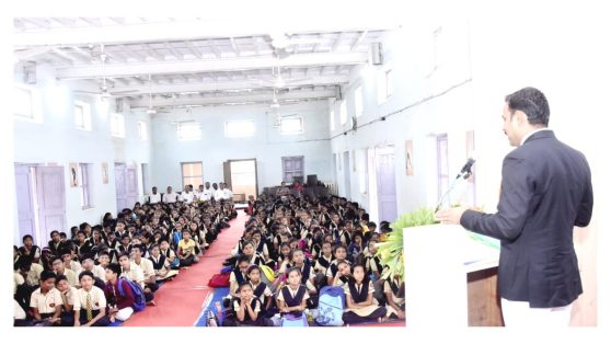 समानतेच्या संधीतूनच मुलींच्या उत्कर्षाला मिळेल बळ : न्यायदंडाधिकारी मंदार राऊत यांचे मत; सेलूत कायदेविषयक मार्गदर्शन शिबिर उत्साहात