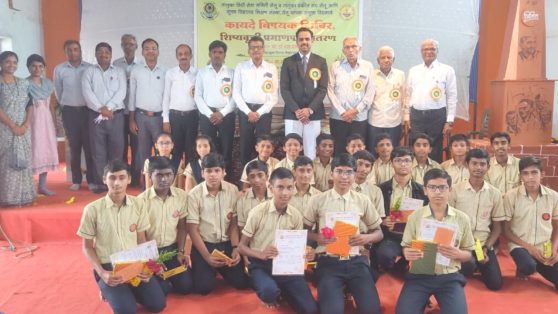 समानतेच्या संधीतूनच मुलींच्या उत्कर्षाला मिळेल बळ : न्यायदंडाधिकारी मंदार राऊत यांचे मत; सेलूत कायदेविषयक मार्गदर्शन शिबिर उत्साहात