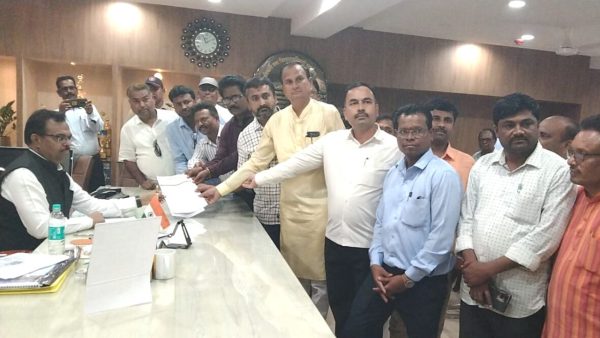 वेतन अधीक्षकांविरोधात मुख्यमंत्र्यांना दाखविणार काळे झेंडे; परभणी जिल्ह्यातील शिक्षकांचा आक्रमक पवित्रा