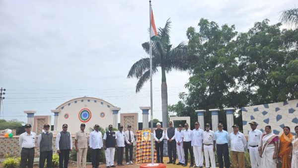 स्वातंत्र्य दिन : सेलूतील श्रीराम प्रतिष्ठानमध्ये माजी सैनिकांचा सन्मान; बहारदार सांस्कृतिक कार्यक्रमाला रसिकांची उत्स्फूर्त दाद