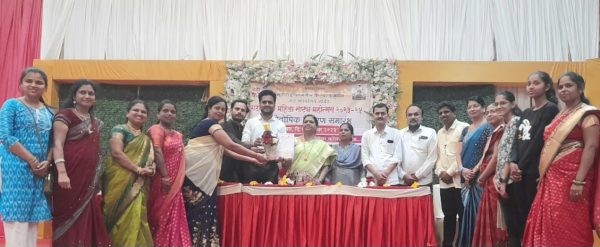 'नाकापेक्षा मोती जड' नाटकाला पारितोषिक; सेलूच्या महिला कलाकारांचा सहभाग 