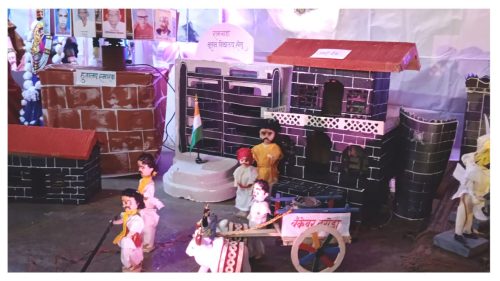 सण... श्रीमहालक्ष्मीचा : सेलूतील रामपूरकर कुटुंबियांनी साकारला मुक्तिसंग्रामातील प्रसंगांचा देखावा