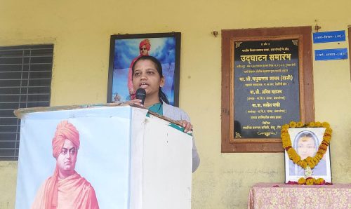 सावित्रीबाई फुले जयंती : 'जिजामाता'मध्ये शैक्षणिक साहित्य वाटप; सेलूत अभिवादन कार्यक्रम 
