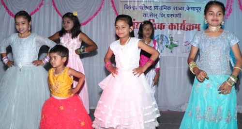 केमापूरच्या शाळेत 'महाराष्ट्राची लोकधारा' रंगली ; बहारदार सादरीकरणाने रसिक मंत्रमुग्ध