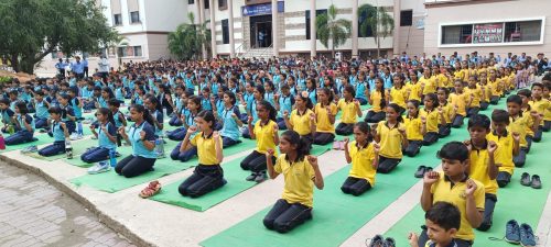 सेलूतील श्रीराम प्रतिष्ठनमध्ये योग दिन उत्साहात; प्रात्यशिक्षकांनी वेधले लक्ष