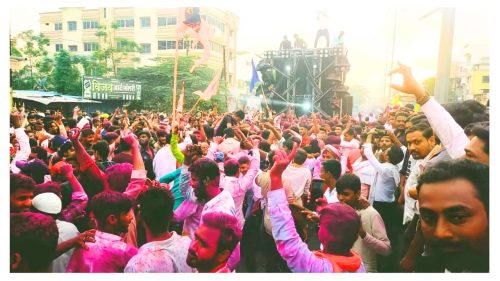 गुलालाची उधळण : उत्कंठा अन् उत्साहात परभणीकरांची जल्लोषात मिरवणूक