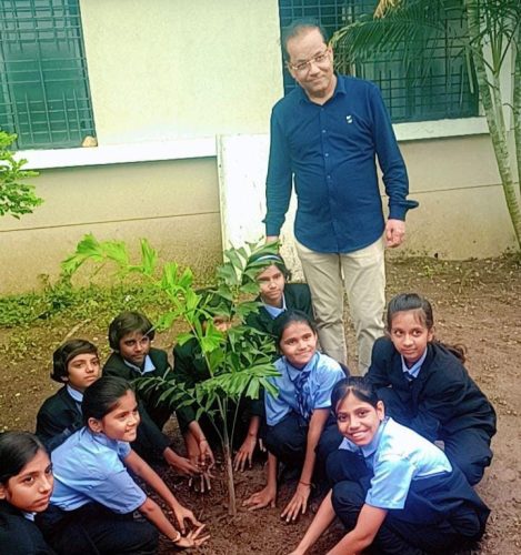 रोडगे प्रिन्स इंग्लिश स्कूलमध्ये वृक्षारोपण अभियान; विद्यार्थी करणार वृक्षांची देखभाल