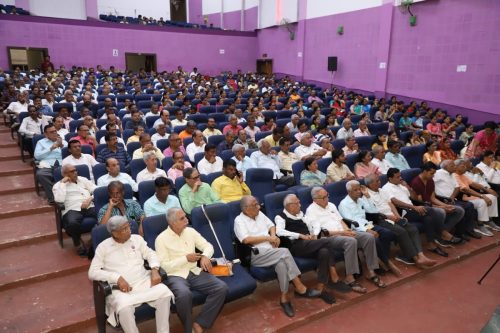 आनंदी जीवनासाठी वास्तवात जगा 