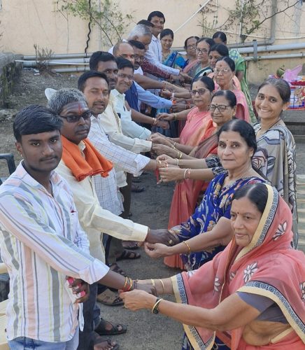 वृक्ष, वृक्षमित्रांना राखी बांधत सेलू महिला मंडळाचे रक्षाबंधन