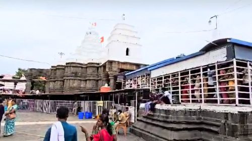 औंढा नागनाथ : शेकडो भाविकांनी घेतले श्री नागनाथांचे दर्शन