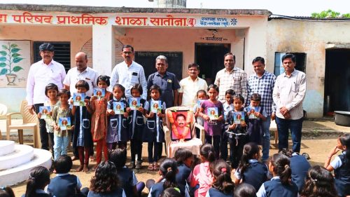 स्व.दत्तात्रय हेलसकर स्मृतीदिन : लिंबेवडगाव, सातोना शाळेतील विद्यार्थ्यांना शैक्षणिक साहित्याचे वाटप