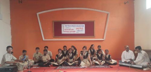 ' वैष्णव जन तो ' : महात्मा गांधी, शास्त्रीजी यांना प्रार्थना गीतांद्वारे अभिवादन