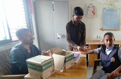 विवेकानंद विद्यालयात मुलींचे रक्त तपासणी शिबीर संपन्न
@ नवरात्रोत्सव निमित्ताने आयोजन
सेलू / प्रतिनिधी
शहरातील भारतीय शिक्षण प्रसारक संस्था अंबाजोगाई संचलित विवेकानंद प्राथमिक विद्यालयात नवरात्रोत्सव निमित्ताने सेवा व विस्तार विभागाच्या माध्यमातून शाळेतील उच्च प्राथमिक विभागातील मुलींची मोफत रक्त तपासणी करण्यात आली.उपजिल्हा रुग्णालयातील चेतन निकम व त्यांचे सहकारी यांनी कंप्लिट ब्लड काऊंट तपासणी केली.
सेवा व विस्तार विभागाचे अनिल कौसडीकर ,रागिणी जकाते ,विजय चौधरी ,शारदा पुरी व इतर शिक्षकांनी शिबीर यशस्वीतेसाठी प्रयत्न केले.