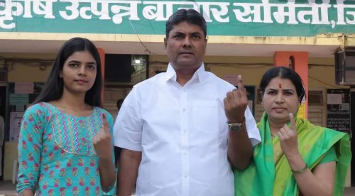 उमेदवारांचे कुटुंबियांसह मतदान