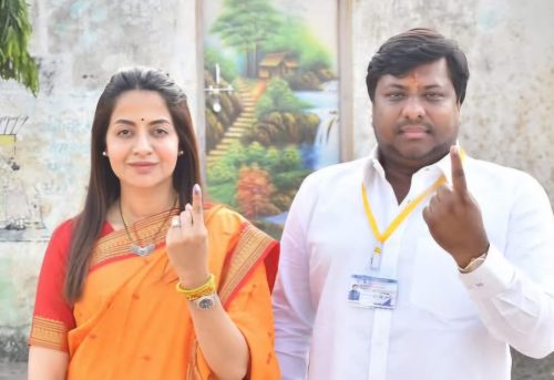 उमेदवारांचे कुटुंबियांसह मतदान