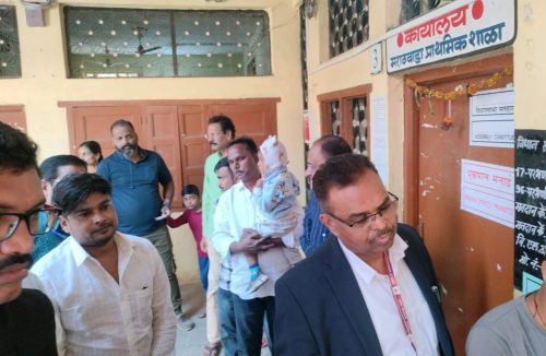 उमेदवारांचे कुटुंबियांसह मतदान