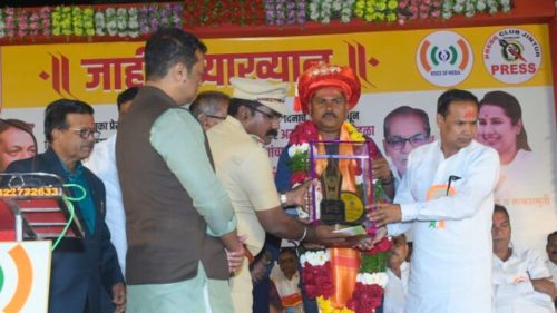 पत्रकार राजाभाऊ नगरकर यांचा आगळावेगळा सन्मान