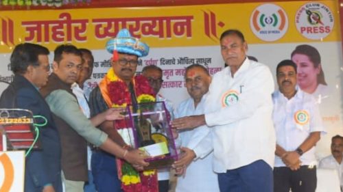 पत्रकार राजाभाऊ नगरकर यांचा आगळावेगळा सन्मान