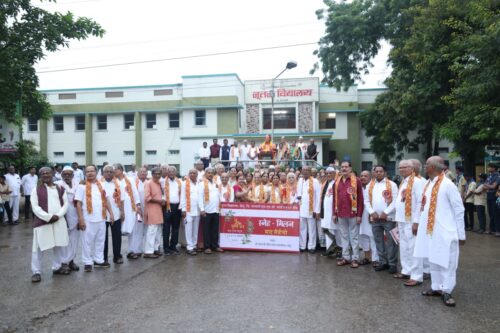 त्रेपन्न वर्षांनी जमला नूतनच्या वर्गमित्रांचा मेळा